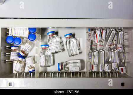 Fläschchen mit Heparin, Antikoagulans, Lidocain Hydrochlorid, ein lokales Betäubungsmittel und Isoptine, Calcium-Kanal-Blocker. Stockfoto