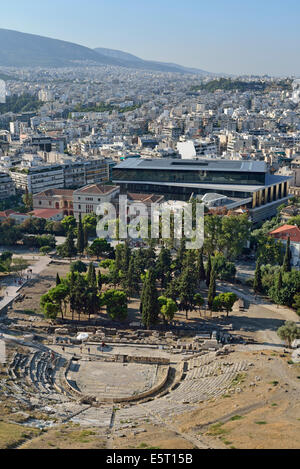 Theater des Dionysos und das neue Museum der Akropolis in Athen, Griechenland Stockfoto