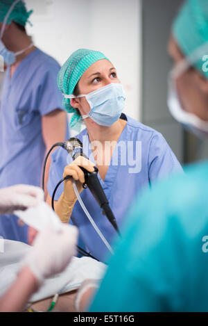 Patienten unter Schlaf Endoskopie auf Ursachen von Schnarchen, Foch Krankenhaus, Suresnes, Frankreich. Stockfoto