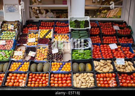 Anzeige von Obst und Gemüse in einem Stall in den Mercado De La Feria Stockfoto