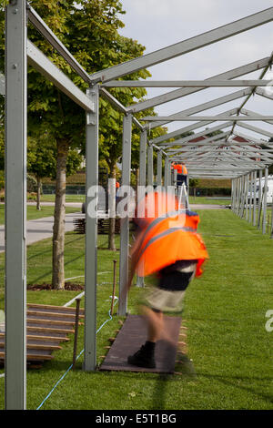 Aluminium gerahmte temporäre Veranstaltung Industrial Equipment Structures. Arbeiter, die in Aluminium- und Stahlrahmen umrahmte Festzeltstände errichten, während die Vorbereitungen für den Industriestandort im Victoria Park Southport für die größte unabhängige Blumenausstellung Großbritanniens beginnen. Stockfoto