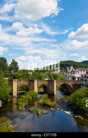 Eine Brücke über den Fluss Dee in Llangollen, Denbighshire, Wales, UK Stockfoto