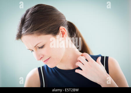 Frau, die ihren Hals Juckreiz. Stockfoto