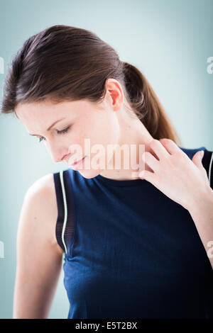 Frau, die ihren Hals Juckreiz. Stockfoto