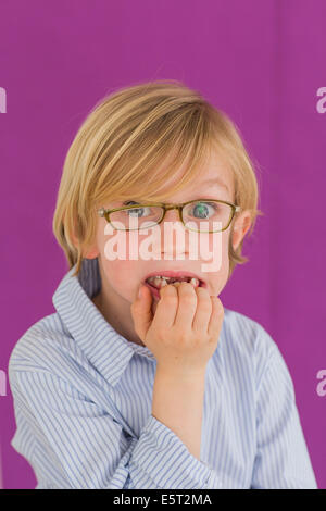 7 Jahre alten Sohn mit gebrochenen Brillen. Stockfoto
