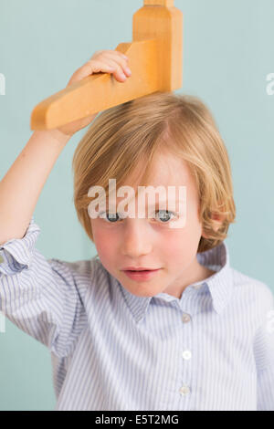 7-Year-Old Girl selbst an einem Höhe Messgerät messen. Stockfoto