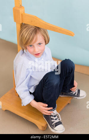 7-Year-Old Girl selbst an einem Höhe Messgerät messen. Stockfoto