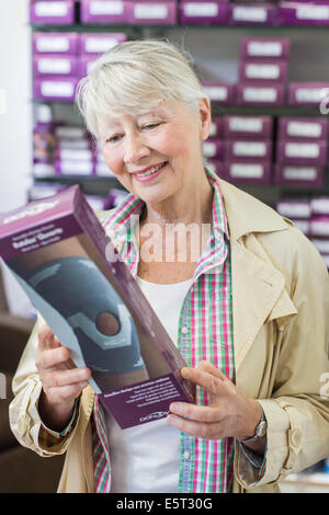 Frau Wahl eine Knie unterstützen in einer Apotheke. Stockfoto