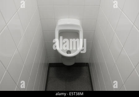 Weißes Porzellan Urinal auf gefliesten Wand in der öffentlichen Toilette Stockfoto