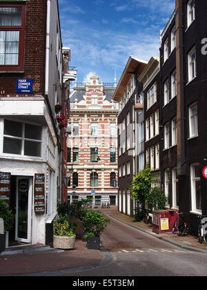 Ein Blick auf die Buiten Vissersstraat, eine Straße in einem historischen Viertel, bekannt für ihre Architektur und städtische Entwicklung. Das Bild zeigt die Struktur und Umgebung der Straße in ihrer heutigen Form. Stockfoto