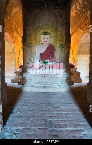 Süd-Ost-Asien, Myanmar, Bagan, Buddha-Statue im Tempel Stockfoto