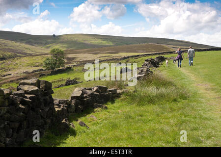Wanderer in Richtung Top Withins, angeblich Einstellung für Wuthering Heights in Emily Bronte Roman Stockfoto