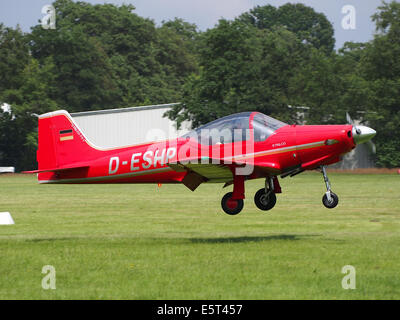 D-ESHP, eine LAVERDA F8L Falco, die während des Flugbetriebs am Flughafen Hilversum (ICAO EHHV) gefangen genommen wurde und ein leichtes Flugzeug in Aktion zeigt. Stockfoto