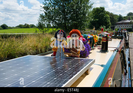 Ein Photovoltaik-Panel befindet sich auf einem schmalen Boot auf dem Ellesmere-Arm der Llangollen Canal North Shropshire, England, UK. Stockfoto