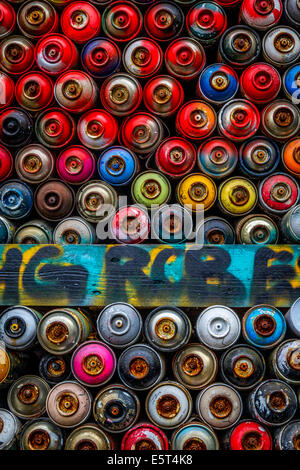 Gebrauchte Sprühfarbe Dosen gestapelt in Berlin Stockfoto