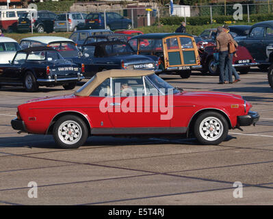 Fiat 124 SPIDER 2000 USA (1982), niederländischer Lizenz Registrierung 92-DD-DX, pic2 Stockfoto