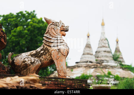 Südost-Asien, Myanmar (Burma), Mandalay, Inwa Ruinen und Löwenstatue Stockfoto