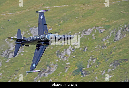 RAF Hawk T2 Jet Trainer Low Level in der Mach Loop, Machynlleth Area in Wales Stockfoto