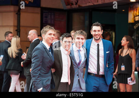 Leicester Square, London, UK. 5. August 2014. Die zweite Tranche der The Inbetweeners Premieren auf der Vue Kino am Leicester Square in London. Im Bild: L-r: JOE THOMAS, SIMON Vogel, JAMES BUCKLEY, BLAKE HARRISON. Bildnachweis: Lee Thomas/Alamy Live-Nachrichten Stockfoto