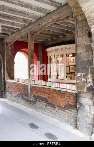 Kingsgate Buchhandlung mit gebrauchte Bücher angezeigt auf Wand in Winchester, Hampshire UK Stockfoto