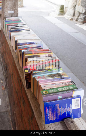 Gebrauchte Bücher zum Verkauf angezeigt auf Wand außerhalb Kingsgate Buchhandlung Winchester UK Stockfoto