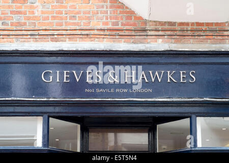 Gieves und Hawkes Gentleman Ausstatter der Savile Row London UK Name und das Logo über Shop Eingang Stockfoto