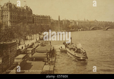 1910 Postkarte der Raddampfer am Embankment Pier in Richtung Victoria Embankment, Kleopatras Nadel, Waterloo Bridge, London, UK Stockfoto