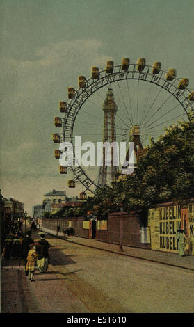 1905 Farbe Postkarte Porträt Edwardian Passanten Adelaide Street in Richtung Blackpool Great Wheel und Turm, Blackpool, UK Stockfoto