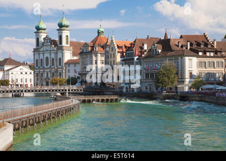 Fluss Reuss in Luzern mit der Jesuiten-Kirche im Hintergrund. Stockfoto