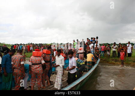 Mawa, Bangladesch, Bangladesh. 4. August 2014. Rettungskräfte zurück nach auf der Suche nach Fähre. Die Pinak-6, sank ein Passagierschiff mitten im Fluss Padma auf dem Weg zum Mawa aus Kawrakandi terminal. Das Boot kenterte, da der Fluss aufgrund des stürmischen Wetters rau war. Mindestens 250 Menschen waren im gekenterten Boot. Lokale Leute gerettet fast 45 Passagiere vom Fluss und viele andere werden noch vermisst. Stürmisches Wetter und starke Strömung behindern die Rettungsaktion. © Suvra Kanti Das/ZUMA Wire/ZUMAPRESS.com/Alamy Live-Nachrichten Stockfoto