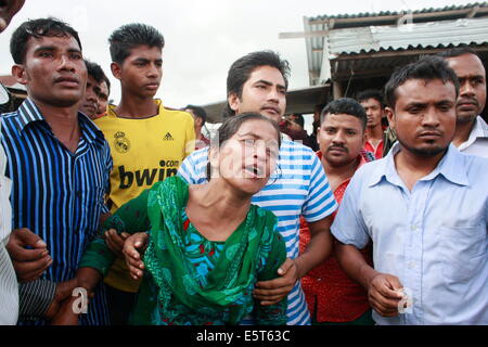 Mawa, Bangladesch, Bangladesh. 4. August 2014. Angehörige trauern um Opfer. Die Pinak-6, sank ein Passagierschiff mitten im Fluss Padma auf dem Weg zum Mawa aus Kawrakandi terminal. Das Boot kenterte, da der Fluss aufgrund des stürmischen Wetters rau war. Mindestens 250 Menschen waren im gekenterten Boot. Lokale Leute gerettet fast 45 Passagiere vom Fluss und viele andere werden noch vermisst. Stürmisches Wetter und starke Strömung behindern die Rettungsaktion. © Suvra Kanti Das/ZUMA Wire/ZUMAPRESS.com/Alamy Live-Nachrichten Stockfoto