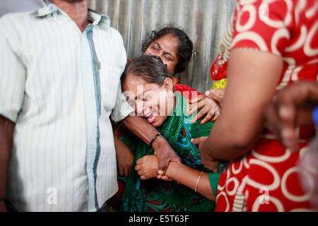 Mawa, Bangladesch, Bangladesh. 4. August 2014. Angehörige trauern um Opfer. Die Pinak-6, sank ein Passagierschiff mitten im Fluss Padma auf dem Weg zum Mawa aus Kawrakandi terminal. Das Boot kenterte, da der Fluss aufgrund des stürmischen Wetters rau war. Mindestens 250 Menschen waren im gekenterten Boot. Lokale Leute gerettet fast 45 Passagiere vom Fluss und viele andere werden noch vermisst. Stürmisches Wetter und starke Strömung behindern die Rettungsaktion. © Suvra Kanti Das/ZUMA Wire/ZUMAPRESS.com/Alamy Live-Nachrichten Stockfoto