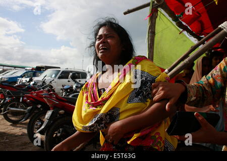 Mawa, Bangladesch, Bangladesh. 4. August 2014. Angehörige trauern um Opfer. Die Pinak-6, sank ein Passagierschiff mitten im Fluss Padma auf dem Weg zum Mawa aus Kawrakandi terminal. Das Boot kenterte, da der Fluss aufgrund des stürmischen Wetters rau war. Mindestens 250 Menschen waren im gekenterten Boot. Lokale Leute gerettet fast 45 Passagiere vom Fluss und viele andere werden noch vermisst. Stürmisches Wetter und starke Strömung behindern die Rettungsaktion. © Suvra Kanti Das/ZUMA Wire/ZUMAPRESS.com/Alamy Live-Nachrichten Stockfoto