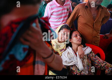 Mawa, Bangladesch, Bangladesh. 4. August 2014. Angehörige trauern um Opfer. Die Pinak-6, sank ein Passagierschiff mitten im Fluss Padma auf dem Weg zum Mawa aus Kawrakandi terminal. Das Boot kenterte, da der Fluss aufgrund des stürmischen Wetters rau war. Mindestens 250 Menschen waren im gekenterten Boot. Lokale Leute gerettet fast 45 Passagiere vom Fluss und viele andere werden noch vermisst. Stürmisches Wetter und starke Strömung behindern die Rettungsaktion. © Suvra Kanti Das/ZUMA Wire/ZUMAPRESS.com/Alamy Live-Nachrichten Stockfoto