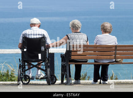 Älteren Menschen an der Küste an einem warmen Sommertag Stockfoto