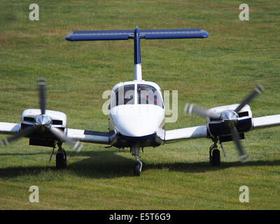 Die Piper PA-44-180T, registriert N904FC, wird während ihres Betriebs am Flughafen Hilversum in den Niederlanden gefangen genommen. Dieses zweimotorige Flugzeug wird für Flugtraining und Privatgebrauch eingesetzt. Stockfoto