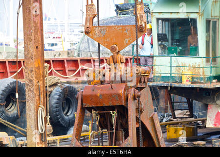 Ausbaggern der Causeway Bay Typhoon Shelter, Hong Kong. Stockfoto