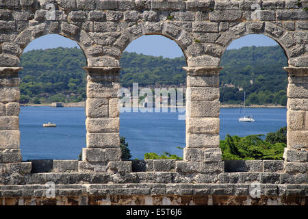 Blick auf die Adria durch die Fenster das Amphitheater von Pula, Kroatien. Stockfoto