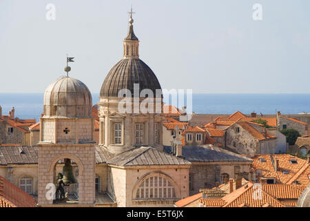 Die Glocke der Stadt Clock Tower und die Kuppel von der Annahme-Kathedrale von Dubrovnik, Kroatien. Stockfoto