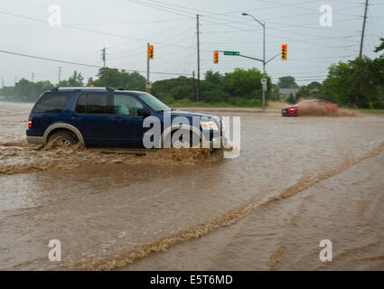 Gewitter erstellen Flash-Überschwemmungen in Oakville, Ontario verwandelt Straßen in Flüssen Verseilung viele & Millionen Schaden verursacht Stockfoto