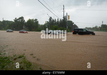 Gewitter erstellen Flash-Überschwemmungen in Oakville, Ontario verwandelt Straßen in Flüssen Verseilung viele & Millionen Schaden verursacht Stockfoto
