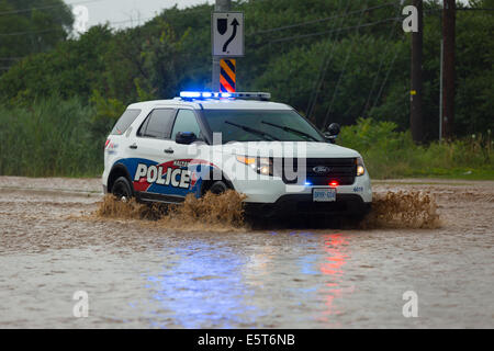 Gewitter erstellen Flash-Überschwemmungen in Oakville, Ontario verwandelt Straßen in Flüssen Verseilung viele & Millionen Schaden verursacht Stockfoto