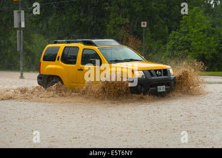 Gewitter erstellen Flash-Überschwemmungen in Oakville, Ontario verwandelt Straßen in Flüssen Verseilung viele & Millionen Schaden verursacht Stockfoto
