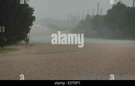 Gewitter erstellen Flash-Überschwemmungen in Oakville, Ontario verwandelt Straßen in Flüssen Verseilung viele & Millionen Schaden verursacht Stockfoto