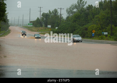 Gewitter erstellen Flash-Überschwemmungen in Oakville, Ontario verwandelt Straßen in Flüssen Verseilung viele & Millionen Schaden verursacht Stockfoto
