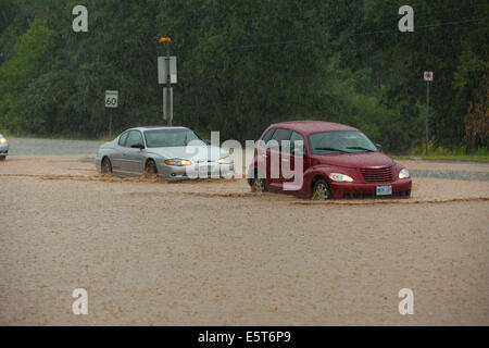Gewitter erstellen Flash-Überschwemmungen in Oakville, Ontario verwandelt Straßen in Flüssen Verseilung viele & Millionen Schaden verursacht Stockfoto