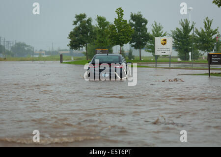 Gewitter erstellen Flash-Überschwemmungen in Oakville, Ontario verwandelt Straßen in Flüssen Verseilung viele & Millionen Schaden verursacht Stockfoto
