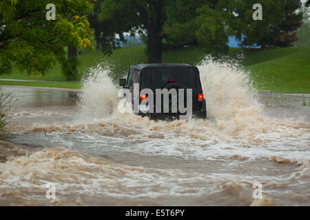Gewitter erstellen Flash-Überschwemmungen in Oakville, Ontario verwandelt Straßen in Flüssen Verseilung viele & Millionen Schaden verursacht Stockfoto