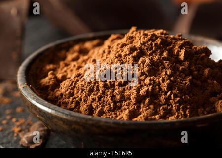 Rohe Bio-Kakao-Pulver zum Backen verwendet Stockfoto