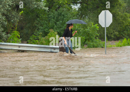 Gewitter erstellen Flash-Überschwemmungen in Oakville, Ontario verwandelt Straßen in Flüssen Verseilung viele & Millionen Schaden verursacht Stockfoto